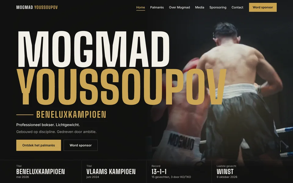 Hero van de website van Mogmad Youssoupov: zijn naam in grote witte en gouden letters over een gevechtsbeeld, met titels en record eronder.